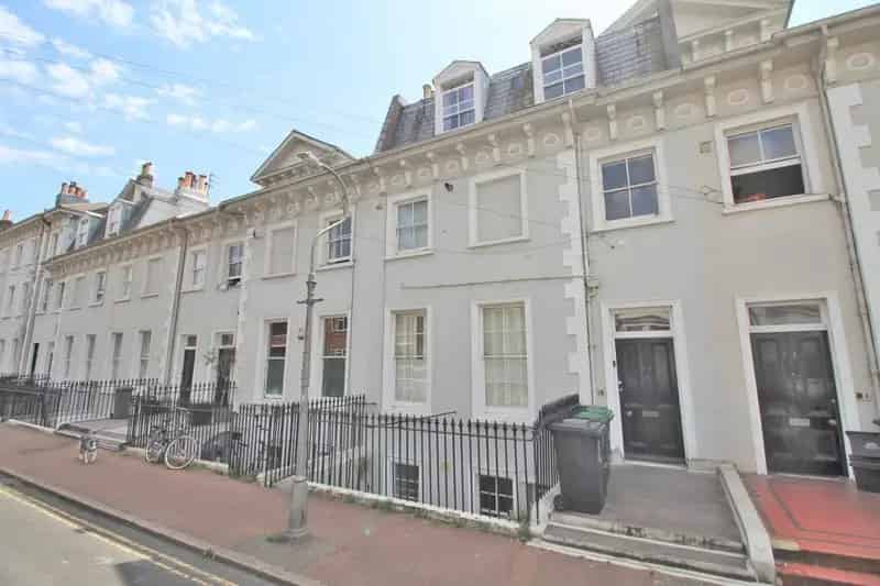 2 Bedroom Apartment for Sale in Brighton's Park Crescent