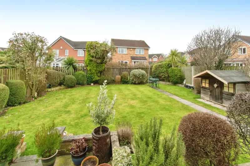 4 Bed Detached House with Garage and Garden