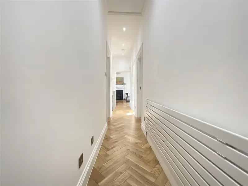 3 Bedroom Flat for Sale in South Woodford