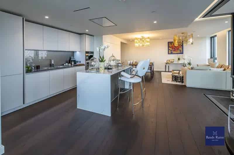 2 Bedroom Flat for Sale in London SW8 DAMAC Tower