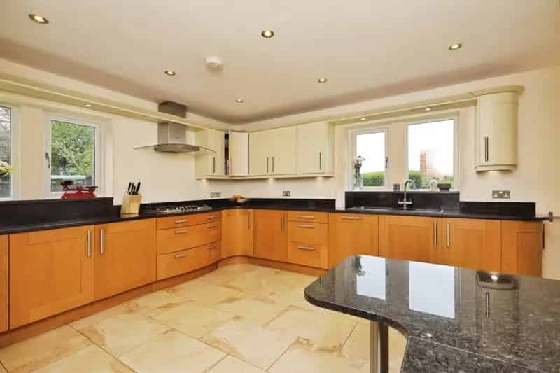 6 Bedroom Family Home with Double Garage and Large Gardens
