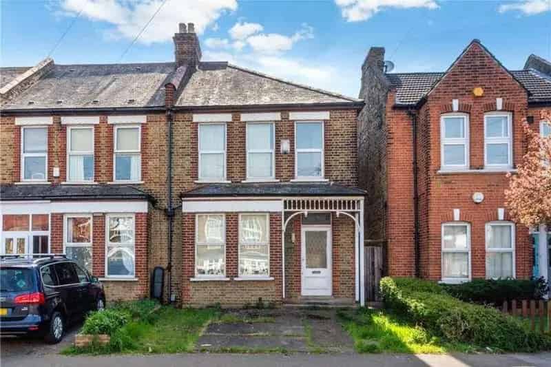 3 Bedroom House for Sale Requiring Renovation