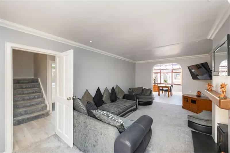 3 Bed Semi-Detached House with 2 Reception Rooms and Large Outhouse