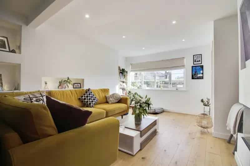 3 Bed Mid Terrace House Near Schools and Commuter Links