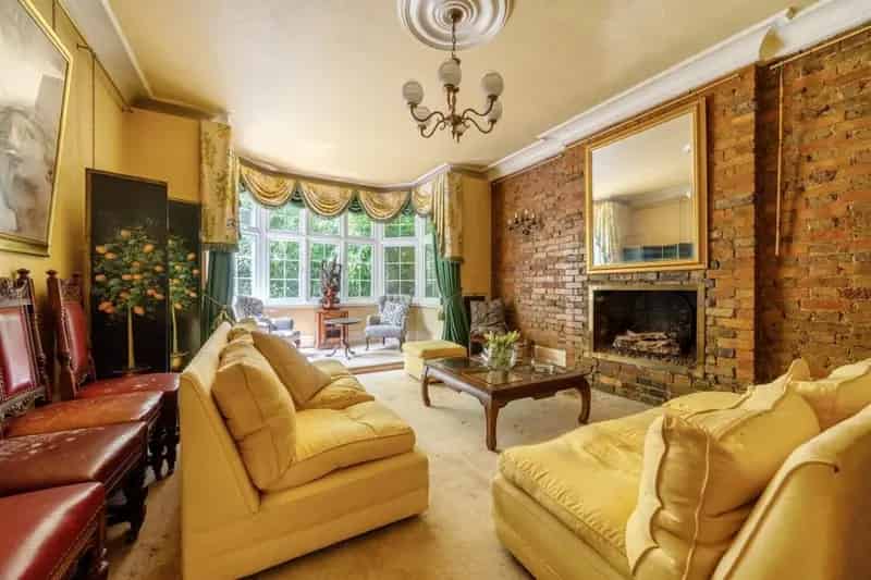 Five Bedroom Victorian House with Swimming Pool and Garage