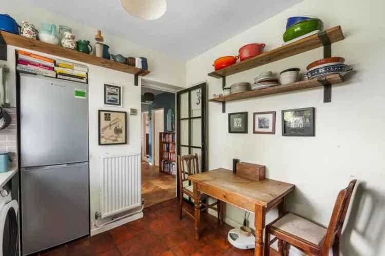 3 Bedroom Flat for Sale Near Clissold Park