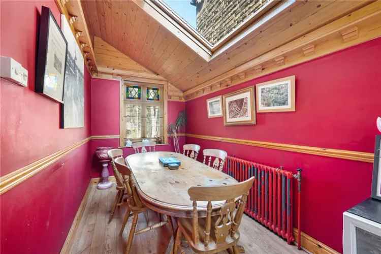 9-Bedroom Family Home in Roundhay with Annexe