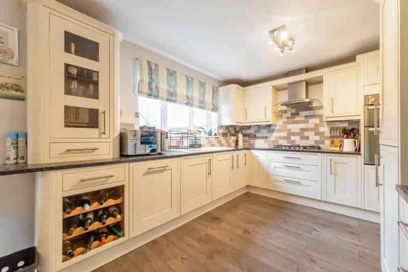 Four Bedroom Detached House with Driveway and Double Garage
