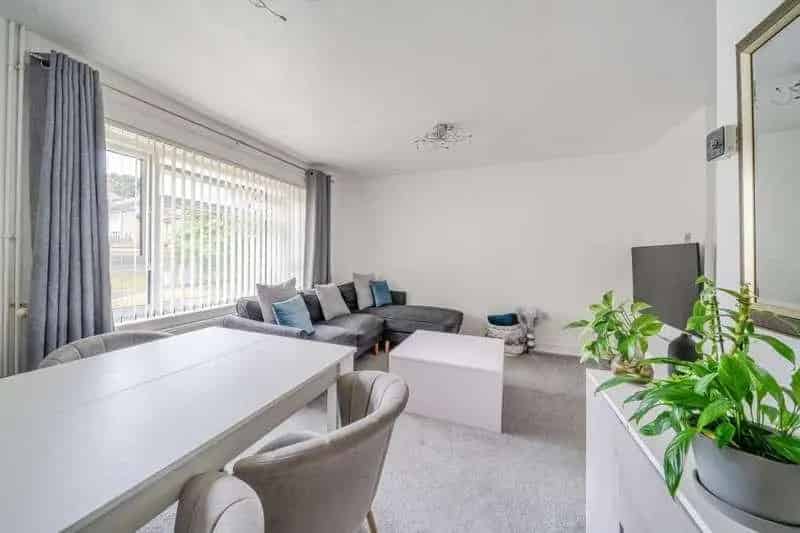 1 Bed Flat for Sale - Top Floor Apartment with Parking