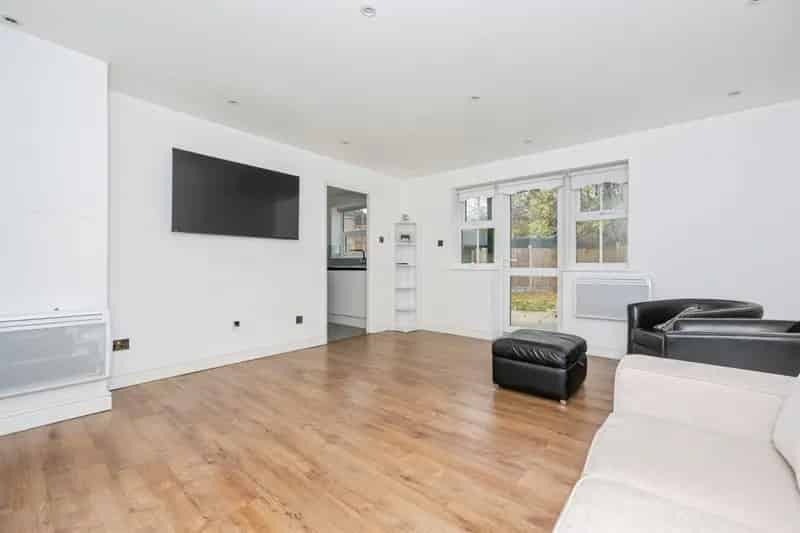 2 Bed Ground Floor Maisonette with Garden and Parking