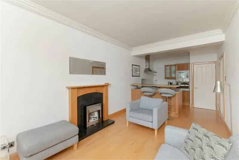 1 Bed Flat Stockbridge Third Floor Private Parking
