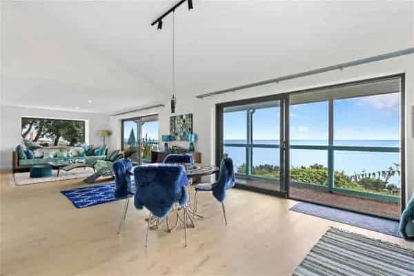 Stunning Coastal Retreat near Eastbourne with Panoramic Views