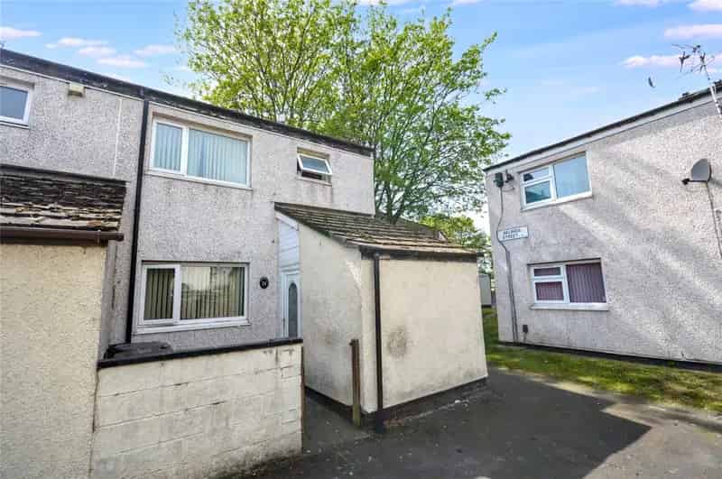 3 Bedroom End Terrace House Near M62 M1 Motorways