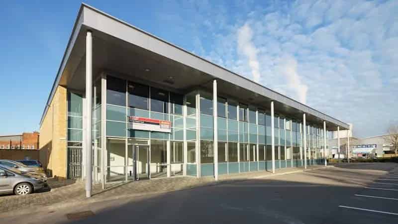 Slough Trading Estate Unit: Modern Space with Parking and Amenities