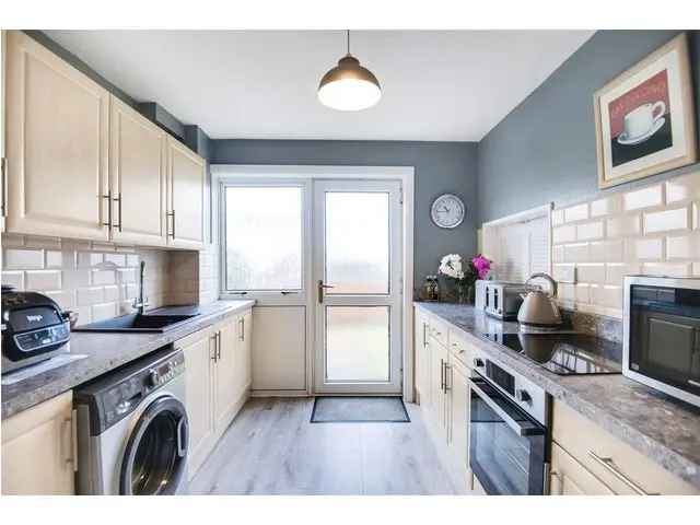 3 Bedroom Detached House for Sale in Lenzie