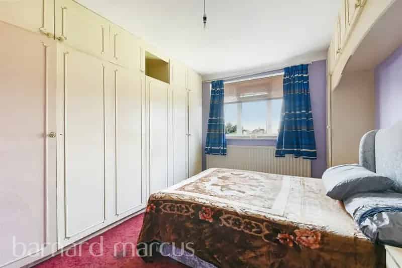 4-Bedroom Semi-Detached Family Home with Garage and Driveway Parking