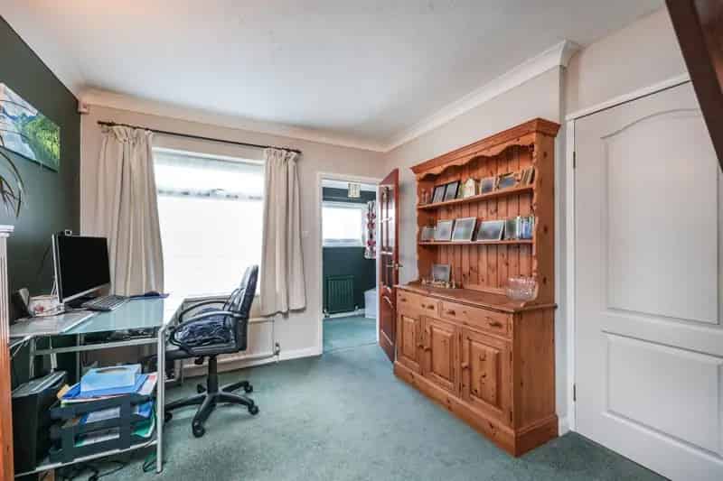 Four Double Bedroom Family Home with Secluded Garden and Parking