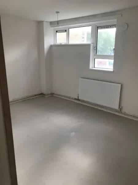 Large One Bed Flat with Shops and Restaurants Nearby
