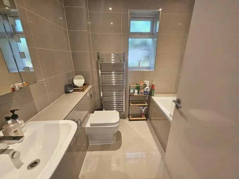 2 Bed Flat for Sale near Mill Hill Broadway Station