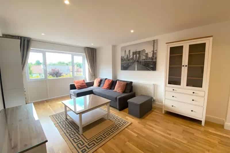 One Bedroom Apartment with Allocated Parking Near Town Centre