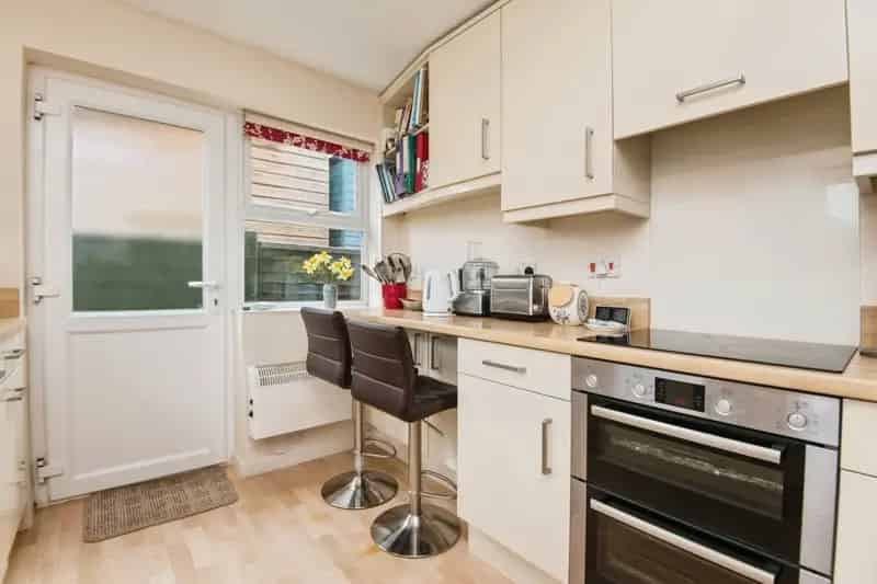 Four Bedroom Detached House With Garden and Garage