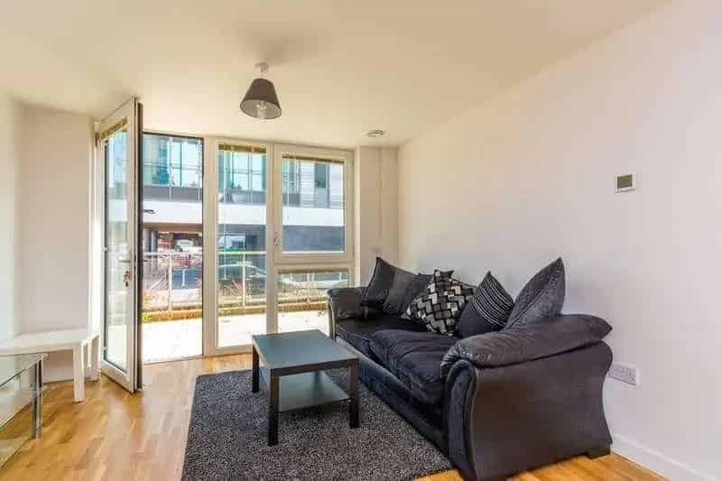 1 Bed Flat for Sale Brentford Private Patio Garden
