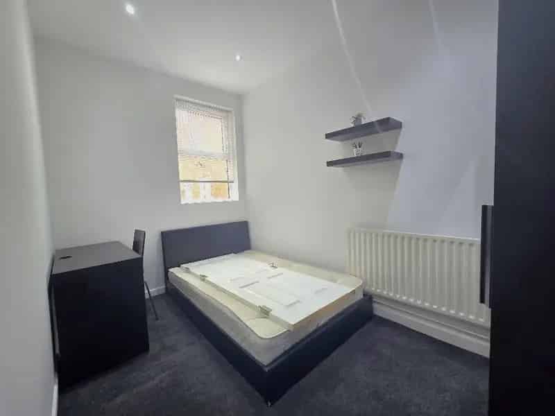 5 Bedroom Terraced House to Rent in Stoke