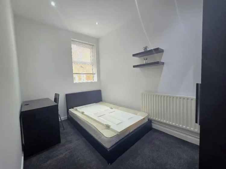5 Bedroom Terraced House to Rent in Stoke