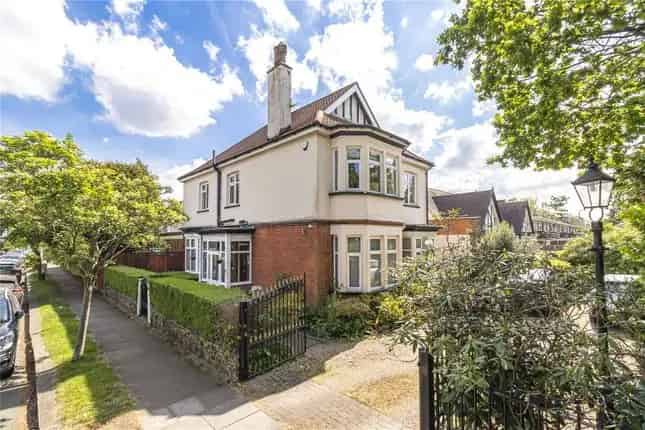5 Bedroom Detached House for Sale in London N14