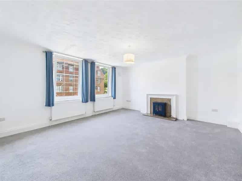 3 Bedroom Maisonette Newly Refurbished with Courtyard Terrace Parking