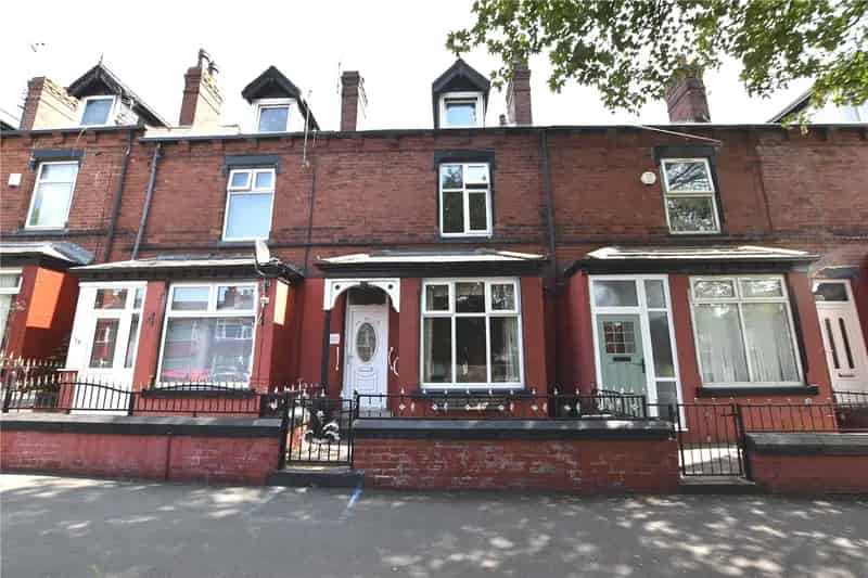 Spacious 3-Bed Townhouse Near Leeds City Centre