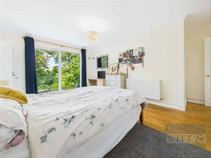 4 Bed Detached House for Sale in Woodland Setting