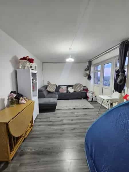 2 Bed High-Rise Flat Swap - Near Shops & Amenities