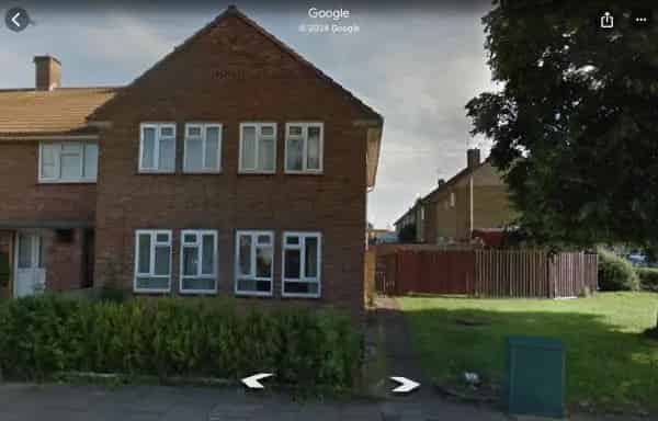 Spacious 3 Bed End Terrace House Near Shops and Transport