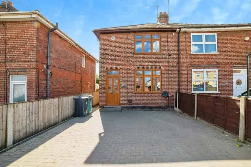 3 Bed Semi Detached House with Driveway and Conservatory