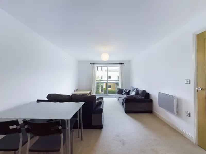 2 Bedroom Flat for Sale near Three Bridges Station