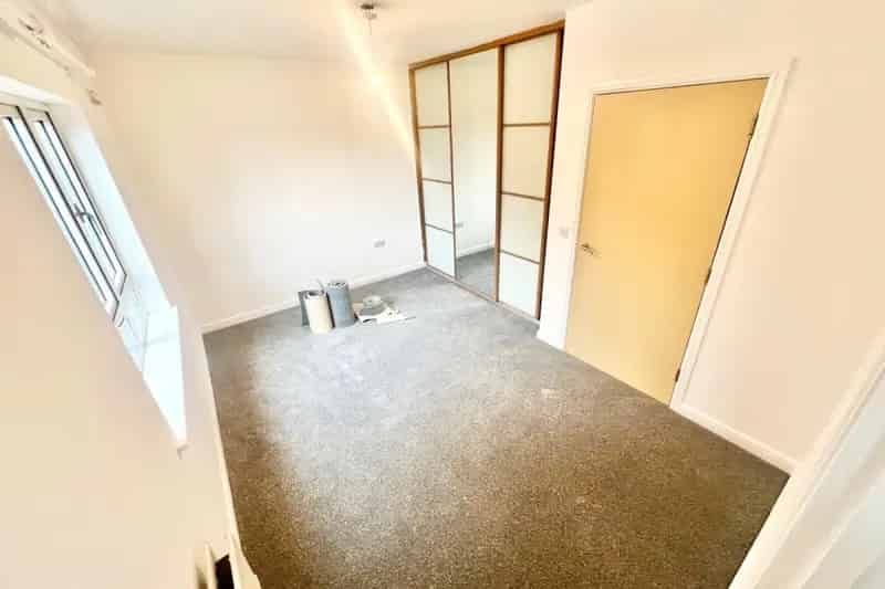 Two-Bedroom Refurbished Apartment NN4 with Parking and Canal Views