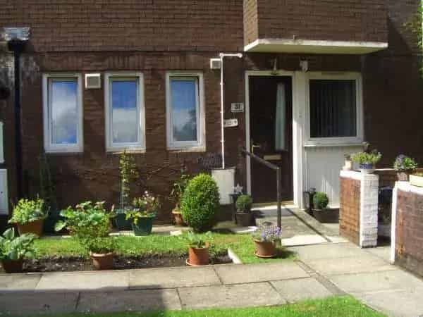 Spacious 2-Bed Ground Floor Flat Near Manchester - Pets Allowed