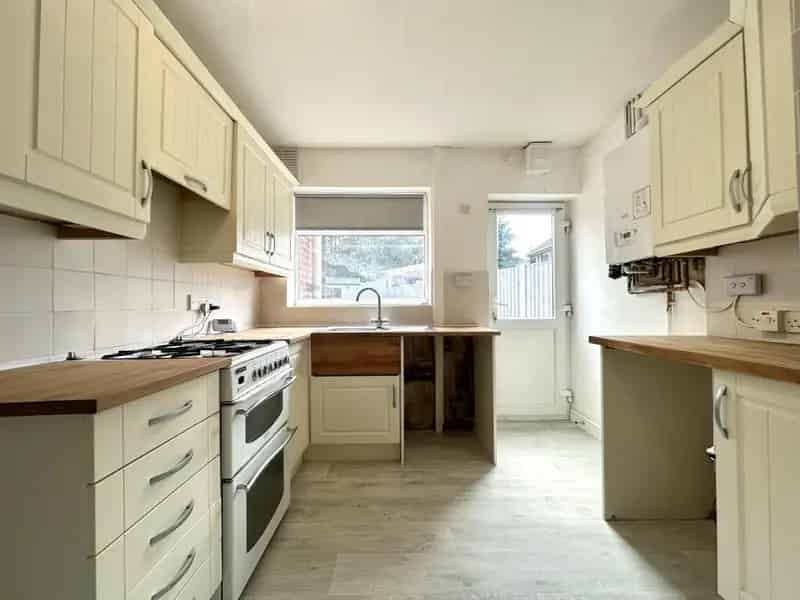 3 Bedroom House Driveway Parking Modern Interior Recently Decorated