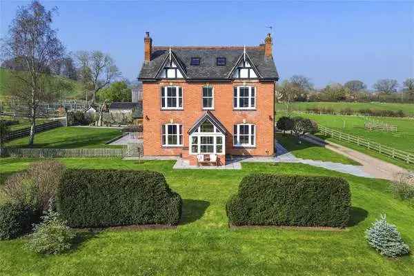 Camp Farm: 18-Acre Farmhouse with Barn in Gloucestershire