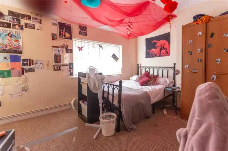 7 Bedroom Semi-Detached House with Garden and Parking