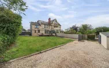 Barnstaple Period Home Renovation High Quality Finishes Two Bedrooms Parking Garden