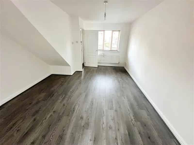 Two Bedroom House To Let - Modern Kitchen & Parking