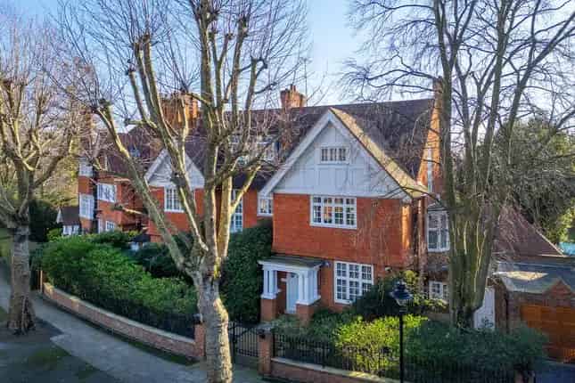 Detached House for Sale in Wadham Gardens Primrose Hill London NW3