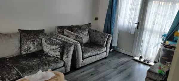 1 Bed Ground Floor Property with Private Garden and Parking