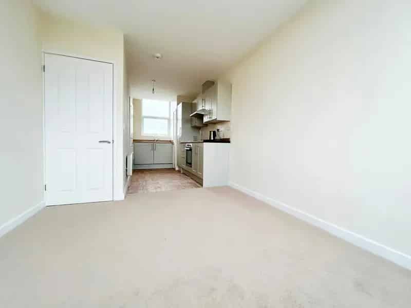 2 Bed Apartment Cheltenham - Modern Kitchen & Bathroom
