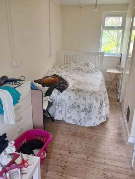 Flat For Rent in Reigate and Banstead, England