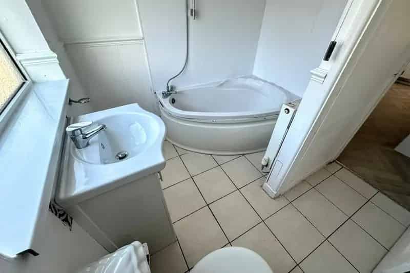 Spacious 3 Bedroom House in Tonypandy Zero Deposit Available
