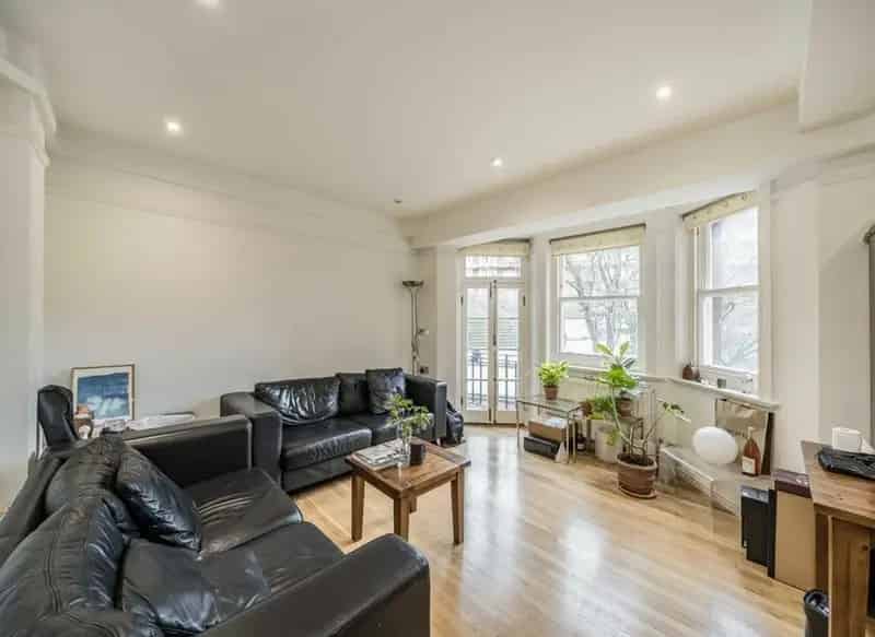 St Johns Wood 1-Bed Apartment - Modern, Portered Block, Balcony