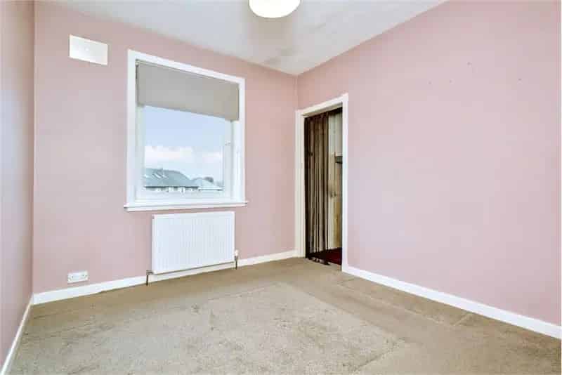 2 Bed Upper Villa in Carrick Knowe with Private Parking and Garden